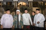 Gubernur Jawa Barat Ahmad Heryawan (kiri) bersama Direktur Utama Bank BJB Ahmad Irfan (tengah), Kepala OJK Regional 2 Jawa Barat Sarwono (kanan), Ketua Kadin Jabar Agung Suryamal (kedua kanan) dan Pimpinan pondok pesantren Daarut Tauhid Abdullah Gymnastiar (kedua kiri) berbincang seusai memberikan santunan dan peresmian masjid Bank BJB di Bandung, Jawa Barat, Rabu (23/5). Bank BJB meresmikan masjid dengan design menyerupai masjid Nabawi di Madinah serta memberikan santunan kepada 25 ribu anak yatim dan dhuafa yang tersebar di 14 Provinsi di Indonesia. ANTARA JABAR/M Agung Rajasa/agr/18
