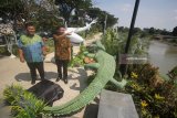 CEO East Indonesia Sinar Mas Land Franky Najoan (kiri) berbincang dengan Surabaya Division Head Sinar Mas Land Aditya Sutantio (kanan) disela acara peresmian Revitalisasi Kali Jagir di Surabaya, Jawa Timur, Selasa (8/5). Revitalisasi Kali Jagir tersebut merupakan program 