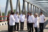 Menteri Pekerjaan Umum dan Perumahan Rakyat (PUPR) Basuki Hadimoeljono (ketiga kanan) bersama Menteri Perhubungan Budi Karya Sumadi (kelima kanan) dan Bupati Kediri Haryanti Sutrisno (kedua kanan) meninjau jembatan Wijaya Kusuma yang baru saja diresmikan di Desa Branggahan, Kediri, Jawa Timur, Selasa (29/5/2018). Pembangunan jembatan di atas sungai Brantas senilai Rp32 miliar tersebut guna mendukung rencana jalan strategis nasional lingkar gunung Wilis meliputi wilayah Kediri, Nganjuk, Madiun, Ponorogo, Trenggalek, dan Tulungagung. (ANTARA FOTO/Prasetia Fauzani) 