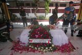 Prajurit TNI AL berdoa saat berziarah ke makam dr Soetomo di Surabaya, Jawa Timur, Senin (21/5). Ziarah ke makam pahlawan sekaligus salah satu pendiri organisasi pergerakan pertama Budi Utomo tersebut dalam rangka memperingati Hari Kebangkitan Nasional yang ke-110. Antara Jatim/Moch Asim/zk/18