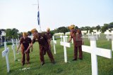 Sejumlah Legiun Veteran Republik Indonesia (LVRI) menaburkan bunga ketika ziarah di Ereveld (makam kehormatan) Kembang Kuning Surabaya, Jawa Timur, Jumat (4/5). Ziarah tersebut dalam rangka peringatan Holokaus atau Dodenherdenking, mengenang prajurit Angkatan Laut yang gugur dalam pertempuran Perang Dunia II di Laut Jawa. Antara Jatim/M Risyal Hidayat/mas/18.