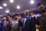 Ketua MPR Zulkifli Hasan (kedua kanan) mengangkat tangan bersama Wakil Ketua DPR Taufik Kurniawan (kanan), Wakil Ketua DPR Fahri Hamzah (kiri) dan tokoh reformasi Amien Rais (kedua kiri) dalam acara peringatan 20 tahun reformasi di Kompleks Parlemen, Senayan, Jakarta, Senin (21/5/2018). Kegiatan itu berlangsung guna memperingati sejarah reformasi di Indonesia. (ANTARA /Akbar Nugroho Gumay) 