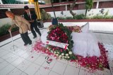 Sesepuh keluarga dan keponakan Pahlawan Nasional dr Soetomo, Oetoro (kiri) dan Habimono Koesoebjono (kanan) berziarah ke makam dr Soetomo di Surabaya, Jawa Timur, Senin (21/5/2018). Ziarah ke makam pahlawan sekaligus salah satu pendiri organisasi pergerakan pertama Budi Utomo tersebut dalam rangka memperingati Hari Kebangkitan Nasional ke-110. (ANTARA FOTO/Moch Asim) 