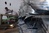 Perajin menyelesaikan pembuatan timba di Desa Akor, Pamekasan, Jawa Timur, Jumat (11/5). Timba yang diproduksi hanya pada saat musim tanam tembakau itu, dijual Rp40.000 hingga Rp60.000 per pesang tergantung ukuran. Antara Jatim/Saiful Bahri/mas/18