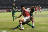 Pesepak bola Persebaya Surabaya Fandry Imbiri (kanan) berebut bola dengan pesepak bola Persipura Jayapura Muhammad Tahir (kiri) dalam lanjutan Liga 1 di Stadion Gelora Bung Tomo, Surabaya, Jawa Timur, Selasa (29/5). Antara jatim/M Risyal Hidayat/zk/18