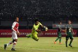 Penjaga gawang Persebaya Surabaya Miswar Saputra (kedua kiri) menangkap bola dari pesepak bola Persipura Jayapura dalam lanjutan Liga 1 di Stadion Gelora Bung Tomo, Surabaya, Jawa Timur, Selasa (29/5). Antara Jatim/M Risyal Hidayat/zk/18