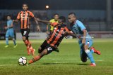 Pesepak bola Persela Lamongan Saddil Ramdani (kanan) berebut bola dengan pesepak bola Perseru Serui Makarius Fredik Suruan (kiri) dalam lanjutan Liga-1 di Stadion Surajaya Lamongan, Jawa Timur, Jumat (11/5). Persela Lamongan ditahan imbang Perseru Serui dengan skor 0-0. Antara Jatim/M Risyal Hidayat/mas/18.
