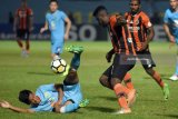Pesepak bola Persela Lamongan Ghivari Vaiz (kiri) terjatuh ketika berebut bola dengan pesepak bola Perseru Serui Habel Boaz Inzaghi Isir (kanan) dalam lanjutan Liga-1 di Stadion Surajaya Lamongan, Jawa Timur, Jumat (11/5). Persela Lamongan ditahan imbang Perseru Serui dengan skor 0-0. Antara Jatim/M Risyal Hidayat/mas/18.