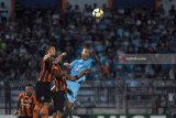 Pesepak bola Persela Lamongan Loris Arnaud (kanan) berebut bola dengan pesepak bola Perseru Serui dalam lanjutan Liga-1 di Stadion Surajaya Lamongan, Jawa Timur, Jumat (11/5). Persela Lamongan ditahan imbang Perseru Serui dengan skor 0-0. Antara Jatim/M Risyal Hidayat/mas/18.
