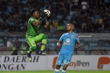 Penjaga gawang Perseru Serui Samuel Charlheins Reimas (kiri) mengamankan bola dari pesepak bola Persela Lamongan Loris Arnaud (kanan) dalam lanjutan Liga-1 di Stadion Surajaya Lamongan, Jawa Timur, Jumat (11/5). Persela Lamongan ditahan imbang Perseru Serui dengan skor 0-0. Antara Jatim/M Risyal Hidayat/mas/18.