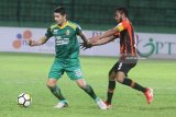 Pesepakbola Perseru Serui, Arthur Barios Bonai (kanan) berusaha menghalangi pesepakbola Sriwijaya FC, Esteban Vizcarra (kiri) dalam pertandingan LIGA I GOJEK di Stadion Gajayana, Malang, Jawa Timur, Minggu (27/5) malam. Perserui mengalahkan Sriwijaya  FC dengan skor akhir 1-0. Antara Jatim/Ari Bowo Sucipto/zk/18.