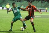 Pesepakbola Perseru Serui, Yamashita Kunihiro (kanan) berusaha merebut bola dari pesepakbola Sriwijaya FC,Manuchehr Jalilov (kiri) dalam pertandingan LIGA I GOJEK di Stadion Gajayana, Malang, Jawa Timur, Minggu (27/5) malam. Perserui mengalahkan Sriwijaya  FC dengan skor akhir 1-0. Antara Jatim/Ari Bowo Sucipto/zk/18.