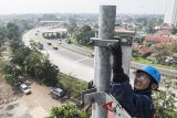 Pekerja memeriksa perangkat BTS 4G XL di Base Transceiver Station saat persiapan lonjakan trafik data Lebaran di Pintu Tol Buahbatu, Kota Bandung, Jawa Barat, Kamis (31/5). XL Axiata memastikan sebagian besar jalur mudik utama telah terlayani dengan jaringan data berkualitas 4G LTE selama Ramadan dan Lebaran, diantaranya jalur mudik utama sepanjang pulau Jawa lebih dari 96 persen, jalur kereta api Jakarta – Surabaya mencapai lebih dari 90 persen, jalur mudik utama Sumatera lebih dari 94 persen dan Kalimantan sebesar 66 persen telah terlayani oleh jaringan 4G LTE. ANTARA JABAR/M Agung Rajasa/agr/18.