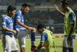 Pesepakbola Persib Bandung Jonathan Bauman (kedua kiri) melakukan seleberasi seusai mencetak gol ke gawang PSM Makasar saat menjalani laga lanjutan Go-jek Liga 1 antara Persib Bandung melawan PSM Makasar di Stadion Gelora Bandung Lautan Api (GBLA), Bandung, Jawa Barat, Rabu (23/5) malam. Pada laga tersebut, Persib Bandung berhasil mengalahkan PSM Makasar dengan Skor 3-0. ANTARA JABAR/Raisan Al Farisi/agr//18