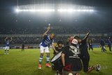 Kapten tim Persib Bandung Supardi Nasir menabuh drum seusai pertandingan antara Persib Bandung melawan PSM Makasar dalam laga lanjutan Go-jek Liga 1 di Stadion Gelora Bandung Lautan Api (GBLA), Bandung, Jawa Barat, Rabu (23/5) malam. Pada laga tersebut, Persib Bandung berhasil mengalahkan PSM Makasar dengan Skor 3-0. ANTARA JABAR/Raisan Al Farisi/agr/18