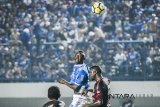 Pesepakbola Persib Bandung Ezechiel Ndouasel (kedua kanan) menyundul bola saat laga lanjutan Gojek Liga 1 melawan Persipura Jayapura di Stadion Gelora Bandung Lautan Api (GBLA), Bandung, Jawa Barat, Sabtu (12/5). Persib Bandung berhasil mengungguli Persipura dengan skor 1-0 di babak pertama. ANTARA JABAR/Raisan Al Farisi/agr/18