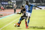 Pesepakbola Persib BandungEzechiel Ndouasel (kanan) berebut bola dengan pesepakbola Persipura Jayapura Yohanis Tjoe (kiri) saat laga lanjutan Gojek Liga 1 di Stadion Gelora Bandung Lautan Api (GBLA), Bandung, Jawa Barat, Sabtu (12/5). Persib Bandung berhasil mengungguli Persipura dengan skor 1-0 di babak pertama. ANTARA JABAR/Raisan Al Farisi/agr/18