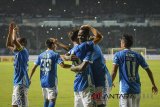 Pesepakbola Persib Bandung Jonathan Bauman (ketiga kiri) berpelukan dengan Ezechiel Ndouasel (kedua kanan) seusai mencetak gol ke gawang Persipura Jayapura saat laga lanjutan Gojek Liga 1 di Stadion Gelora Bandung Lautan Api (GBLA), Bandung, Jawa Barat, Sabtu (12/5). Dalam pertandingan tersebut, Persib Bandung berhasil menaklukan Persipura Jayapura dengan skor 2-0. ANTARA JABAR/Raisan Al Farisi/agr/18