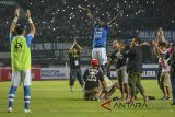 Pesepakbola Persib Bandung Ezechiel Ndouasel (tengah) bersama rekan setimnya dan ofiicial merayakan kemenangan seusai mengalahkan Persipura Jayapura saat laga lanjutan Gojek Liga 1 di Stadion Gelora Bandung Lautan Api (GBLA), Bandung, Jawa Barat, Sabtu (12/5). Dalam pertandingan tersebut, Persib Bandung berhasil menakluka Persipura Jayapura dengan skor 2-0. ANTARA JABAR/Raisan Al Farisi/agr/18