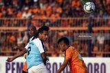 Pesepak bola Madura United FC Raphael Maitimo (kiri) dihadang pesepak bola Persibo Bojonegoro Lendy Dwi Setiawan (kanan) dalam pertandingan Piala Indonesia 2018 zona 10 di Stadion Letjen H. Sudirman Bojonegoro, Jawa Timur, Selasa (8/5). Persibo Bojonegoro dikalahkan Madura United dengan skor 1-1 (1-3). Antara Jatim/M Risyal Hidayat/zk/18