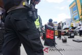 Personil Gegana Brimob mengamankan tas mencurigakan di dekat pos Polisi lalu lintas di kompleks pertokoan di Kota Gorontalo.(foto Adiwinata)