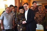 Presiden ketiga RI BJ Habibie (kiri) berpelukan dengan mantan Wakil Perdana Menteri Malaysia Anwar Ibrahim seusai melakukan pertemuan di Jakarta, Minggu (20/5/2018). Pertemuan sekaligus ajang silaturahmi tersebut membahas isu-isu terkini kedua negara. (ANTARA FOTO/Akbar Nugroho Gumay) 
