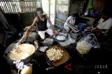 Pekerja menyelesaikan pengolahan dan pembuatan makanan keripik singkong kemasan di Bogor, Jawa Barat, Selasa (22/5). Badan Pusat Statistik Jawa Barat mencatat perekonomian Jawa Barat pada kuartal I/2018 tumbuh 6,02 persen, jauh di atas raihan ekonomi nasional yang tumbuh 5,06 persen, pertumbuhan didorong kinerja industri pengolahan dan konsumsi rumah tangga. ANTARA JABAR/Yulius Satria Wijaya/agr/18.
