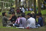 Peserta mengikuti pesantren kilat selama Ramadan diruang terbuka atau di taman Dadaha, Kota Tasikmalaya, Jawa Barat, Kamis (17/5). Pesantren kilat yang pertama kali digelar oleh Komunitas Simfoni Remaja Masjid Kota Tasik diikuti total 103 peserta dari kalangan siswa SD, SMP, SMA, hingga mahasiswa, dengan tujuan untuk bisa lebih mengenal diri sendiri, alam sekitar, dan Allah, serta memanfaatkan waktu senggang menunggu saat berbuka puasa. ANTARA JABAR/Adeng Bustomi/agr/18
