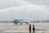 Pesawat Kepresidenan yang ditumpangi Presiden Joko Widodo dan rombongan disambut prosesi water salute (penyiraman air) saat mendarat di Bandara Internasional Jawa Barat (BIJB) Kertajati, Majalengka, Jawa Barat, Kamis (24/5). Pesawat tersebut merupakan pesawat pertama yang mendarat di BIJB Kertajati dalam rangka kunjungan kerja Presiden di Jawa Barat selama dua hari. ANTARA JABAR/M Agung Rajasa/agr/18.
