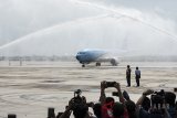 Pesawat Kepresidenan yang ditumpangi Presiden Joko Widodo dan rombongan disambut prosesi water salute (penyiraman air) saat mendarat di Bandara Internasional Jawa Barat (BIJB) Kertajati, Majalengka, Jawa Barat, Kamis (24/5). Pesawat tersebut merupakan pesawat pertama yang mendarat di BIJB Kertajati dalam rangka kunjungan kerja Presiden di Jawa Barat selama dua hari. ANTARA JABAR/M Agung Rajasa/agr/18.
