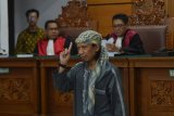 Terdakwa kasus dugaan serangan teror bom Thamrin dengan terdakwa Oman Rochman alias Aman Abdurrahman mengikuti sidang lanjutan di Pengadilan Negeri Jakarta Selatan, Jumat (25/5/2018). Sidang lanjutan tersebut mengagendakan pembacaan pledoi dari terdakwa dan penasehat hukumnya. (ANTARA FOTO/Wahyu Putro A)