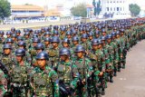 Prajurit TNI AL bersiap memasuki KRI Makassar (590) di Mako Armada II Surabaya, Jawa Timur, Rabu (30/5/2018). TNI AL memberangkatkan 215 prajurit korps Marinir serta dua Kapal perang KRI Makassar (590) dan KRI Raden Eddy Martadinata-331 untuk mengikuti kegiatan latihan perang Rim of The Pacific Exercises di Hawaii, Amerika Serikat. (ANTARA FOTO/Budi Candra Setya) 