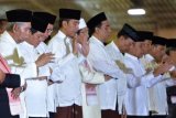 Presiden Joko Widodo (keempat kanan) bersama sejumlah menteri menunaikan shalat sunnah sebelum menjalani shalat tarawih di Masjid Istiqlal, Jakarta, Rabu (16/5/2018). Pemerintah menetapkan 1 Ramadan 1439 Hijriyah jatuh pada Kamis (17/5). (ANTARA FOTO/Wahyu Putro A) 