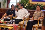 Presiden Joko Widodo (tengah) berbincang dengan Menteri Perhubungan Budi Karya Sumadi (kiri) dan Wakapolri Komjen Pol Syafruddin (kanan) ketika bersilaturahmi dengan pengemudi angkutan barang di Istana Negara, Jakarta, Selasa (8/5/2018). Presiden Joko Widodo menerima 70 perwakilan pengemudi angkutan barang se-Indonesia untuk mendengarkan berbagai masukan terkait kendala pendistribusian barang. (ANTARA FOTO/Wahyu Putro A) 