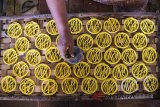 Pekerja mennyelesaikan pembuatan adonan kerupuk mie di industri kecil rumahan, Cimaung, Kabupaten Bandung, Jawa Barat, Selasa (29/5). Selama bulan Ramadan permintaan produksi kerupuk mie mentah mengalami peningkatan menjadi 1,2 ton perharinya dari jumlah produksi sebelumnya sebesar 1 ton perharinya dan dijual berkisar harga Rp 70 ribu per lima kilogram. ANTARA JABAR/M Agung Rajasa/agr/18
