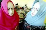 Pekerja membuat baju muslim di salah satu konveksi kawasan Citeureup, Bogor, Jawa Barat, Senin (7/5). Menurut pengusaha konveksi setempat, permintaan pasar baju muslim produksi meningkat sekitar 100 persen sejak sebulan sebelum Ramadan. ANTARA JABAR/Yulius Satria Wijaya/agr/18.
