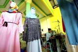 Pekerja membuat baju muslim di salah satu konveksi kawasan Citeureup, Bogor, Jawa Barat, Senin (7/5). Menurut pengusaha konveksi setempat, permintaan pasar baju muslim produksi meningkat sekitar 100 persen sejak sebulan sebelum Ramadan. ANTARA JABAR/Yulius Satria Wijaya/agr/18.
