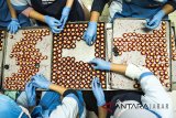 Pekerja menyelesaikan pembuatan kue kering di pabrik Ina Cookies, Bandung, Jawa Barat, Senin (28/5). Industri kue kering yang telah mengekspor ke Malaysia dan Singapura tersebut menargetkan selama bulan Ramadan ini akan memproduksi sebanyak 540 ribu toples kue yang dijual dari harga Rp 40 ribu hingga Rp 210 ribu. ANTARA JABAR/M Agung Rajasa/agr/18
