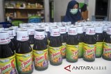 Pekerja melakukan proses produksi madu herbal di CV Jadied Internasional, Kavling Panorama, Kelurahan Sindangbarang, Kota Bogor, Jawa Barat, Senin (21/5). Madu dari lebah randu yang memiliki khasiat untuk mengatasi masalah lambung, saluran pencernaan dan meningkatkan daya tahan tubuh tersebut diproduksi sebanyak 2000 botol setiap harinya dan dipasarkan ke sejumlah daerah di Indonesia dengan harga Rp.35 ribu per botol. ANTARA JABAR/Arif Firmansyah/agr/18 
