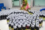 Pekerja melakukan proses produksi madu herbal di CV Jadied Internasional, Kavling Panorama, Kelurahan Sindangbarang, Kota Bogor, Jawa Barat, Senin (21/5). Madu dari lebah randu yang memiliki khasiat untuk mengatasi masalah lambung, saluran pencernaan dan meningkatkan daya tahan tubuh tersebut diproduksi sebanyak 2000 botol setiap harinya dan dipasarkan ke sejumlah daerah di Indonesia dengan harga Rp.35 ribu per botol. ANTARA JABAR/Arif Firmansyah/agr/18 