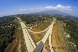 Foto udara jalan tol Cileunyi-Sumedang-Dawuan (Cisumdawu) di Desa Citali, Tanjungsari, Kabupaten Sumedang, Jawa Barat, Selasa, (29/5). Kementerian Pekerjaan Umum dan Perumahan Rakyat (PUPR) memastikan Jalan Tol Cisumdawu belum dapat digunakan untuk arus mudik lebaran, pasalnya pengerjaan seksi I dan II dengan panjang 28,5 kilometer ditargetkan selesai pada akhir 2019. ANTARA JABAR/Raisan Al Farisi/agr/18.