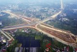 Foto udara proyek pembangunan proyek jalan tol Bogor, Ciawi dan Sukabumi (Bocimi) seksi I ruas Ciawi-Cigombong di Ciawi, Kabupaten Bogor, Jawa Barat,Rabu (30/5). Sekretaris Daerah Provinsi Jawa Barat Iwa Karniwa mengatakan Jalan Tol Bocimi Seksi I atau rute Ciawi-Cigombong diprediksi dapat digunakan untuk melayani arus mudik Lebaran 2018. Berdasarkan laporan dari Badan Usaha Jalan Tol diketahui bahwa pembangunan seksi satu Ciawi-Cigombong fisiknya sudah hampir 100 persen, tapi pihaknya masih perlu melihat langsung di lapangan terkait kesiapan jalur yang berada di mulut Tol Jagorawi arah Ciawi tersebut. ANTARA JABAR/Yulius Satria Wijaya/agr/18.