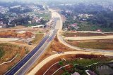 Foto udara proyek pembangunan proyek jalan tol Bogor, Ciawi dan Sukabumi (Bocimi) seksi I ruas Ciawi-Cigombong di Ciawi, Kabupaten Bogor, Jawa Barat,Rabu (30/5). Sekretaris Daerah Provinsi Jawa Barat Iwa Karniwa mengatakan Jalan Tol Bocimi Seksi I atau rute Ciawi-Cigombong diprediksi dapat digunakan untuk melayani arus mudik Lebaran 2018. Berdasarkan laporan dari Badan Usaha Jalan Tol diketahui bahwa pembangunan seksi satu Ciawi-Cigombong fisiknya sudah hampir 100 persen, tapi pihaknya masih perlu melihat langsung di lapangan terkait kesiapan jalur yang berada di mulut Tol Jagorawi arah Ciawi tersebut. ANTARA JABAR/Yulius Satria Wijaya/agr/18.