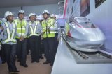 Menteri Badan Usaha Milik Negara (BUMN) Rini Soemarno (kiri) bersama President of China Railway Corporation (CRC) Lu Dongfu (kedua kiri) dan Duta Besar Luar Biasa dan Berkuasa Penuh Republik Rakyat China untuk Indonesia Xiao Qian (kedua kanan) mendengarkan penjelasan dari petugas ketika meninjau area 