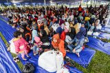 Ribuan peternak sapi mengikuti acara buka puasa bersama di Secata Rindam III Siliwangi, Pangalengan, Kabupaten Bandung, Jawa Barat, Kamis (24/5). Buka puasa bersama yang dihadiri oleh 5.000 peternak sapi perah tersebut, sekaligus memecahkan rekor muri kategori buka puasa dengan keluarga peternak sapi terbanyak di Indonesia. ANTARA JABAR/Raisan Al Farisi/agr/18.
