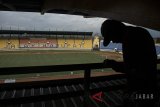 Pekerja menyelesaikan proses renovasi dan perbaikan Stadion Si Jalak Harupat, Soreang, Kabupaten Bandung, Jawa Barat, Rabu (23/5). Pengerjaan proyek renovasi dan perbaikan Stadion Si Jalak Harupat telah mencapai 70 persen dan siap digunakan untuk menjadi salah satu venue olahraga Sepakbola dalam perhelatan Asian Games 2018. ANTARA JABAR/Novrian Arbi/agr/18