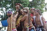 Para Balian (dukun) memberi makan Blontangk atau patung totem khas Dayak pada Ritual Adat Beliatn Bawo di halaman rumah warga di Barong Tongkok, Kabupaten Kutai Barat, Kalimantan Timur, Selasa (22/5). Ritual adat Balian Bawo tersebut bertujuan untuk menyembuhkan penyakit seseorang, menolak bala penyakit dan membayar nazar. ANTARA FOTO/Sugeng Hendratno/jhw/18