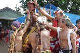 Para Balian (dukun) memberi makan Blontangk atau patung totem khas Dayak pada Ritual Adat Beliatn Bawo di halaman rumah warga di Barong Tongkok, Kabupaten Kutai Barat, Kalimantan Timur, Selasa (22/5). Ritual adat Balian Bawo tersebut bertujuan untuk menyembuhkan penyakit seseorang, menolak bala penyakit dan membayar nazar. ANTARA FOTO/Sugeng Hendratno/jhw/18