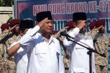 Ketua umum Partai Gerindra Prabowo Subianto memimpin upacara ziarah di kawasan Makam Presiden Soekarno, Blitar, Jawa Timur, Jumat (4/5). Selain berziarah ke makam Presiden Soekarno, Prabowo dan sejumlah elite Partai Gerindra tersebut juga dijadwalkan melakukan konsolidasi kader di beberapa daerah di Jatim, dalam rangka pemenangan Pilkada Jatim 2018, Pemilu serta Pemilihan Presiden 2019. Antara Jatim/Irfan Anshori/mas/18.