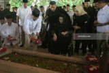 Ketua umum Partai Gerindra Prabowo Subianto (Dua Kiri) didampingi Wakil Ketua Dewan Pembina Partai Gerindra Rachmawati Soekarnoputri (Empat Kanan) menabur bunga di pusara makam saat berziarah di Makam Presiden Soekarno, Blitar, Jawa Timur, Jumat (4/5).Selain berziarah ke makam Presiden Soekarno, Prabowo dan sejumlah elite Partai Gerindra tersebut juga dijadwalkan melakukan konsolidasi kader di beberapa daerah di Jatim, dalam rangka pemenangan Pilkada Jatim 2018, Pemilu serta Pemilihan Presiden 2019. Antara Jatim/Irfan Anshori/mas/18.